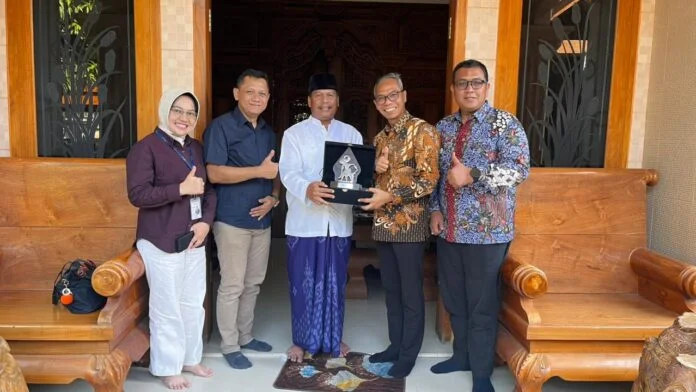 Bupati Rembang H. Harno, S.E. (tengah) menerima cinderamata dari Direktur Kepatuhan & Manajemen Risiko Bank Jateng Erik Abibon (Kedua dari kanan) dan Direktur Digital dan Bisnis Konsumer Eko Tri Prasetyo (Pojok Kanan) usai menggelar audiensi di kediaman pribadi Bupati Rembang, Jumat (29/5/2026)