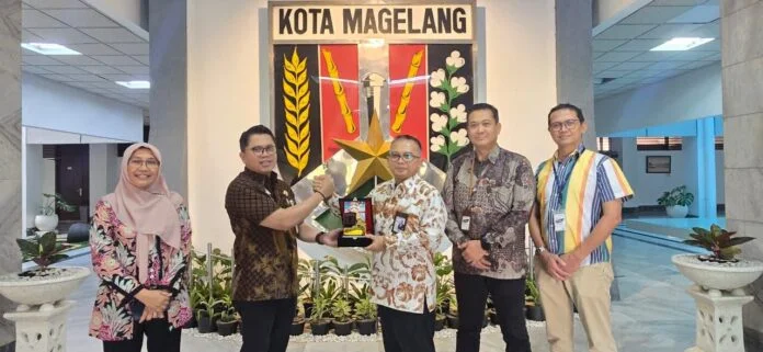 Keterangan Foto: Direktur Bisnis Kelembagaan dan Unit Usaha Syariah (UUS) Bank Jateng, Mas Waris (tengah), berjabat tangan sekaligus menyerahkan cenderamata kepada Wali Kota Magelang, H. Damar Prasetyono (kedua dari kiri), di Kantor Wali Kota Magelang (29/5/2026).