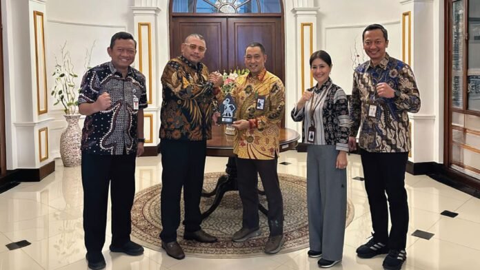 oto: Wali Kota Tegal, H. Dedy Yon Supriyono, S.E., M.M. berjabat erat dengan Dirut Bank Jateng, Bambang Widyatmoko S.E., M.M diakhir Audiensi Bank Jateng dengan Pemerintah Kota Tegal dalam upaya meningkatkan kolaborasi dan mensinergikan program pembangunan daerah yang dilaksanakan di Pendopo Balaikota Tegal, Jumat (29/5/2026).
