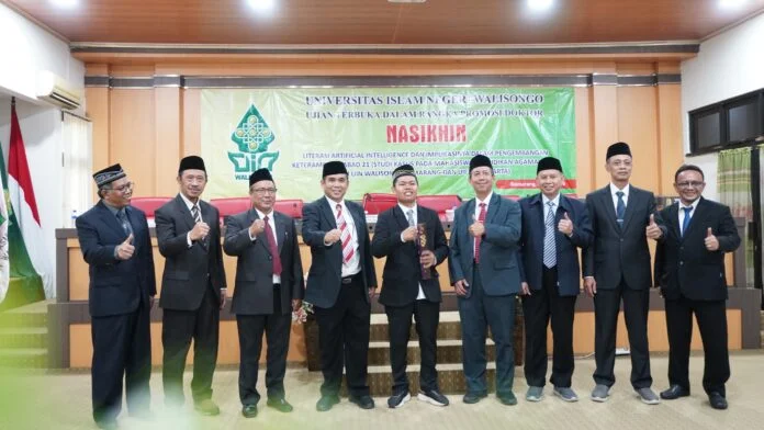 Nasikhin, seorang Dosen Luar Biasa (DLB) di lingkungan UIN Walisongo Semarang, resmi menyandang gelar Doktor Studi Islam setelah berhasil mempertahankan disertasinya dalam Ujian Terbuka Promosi Doktor (S-3) Studi Islam. (Foto : Dok UIN Walisongo)