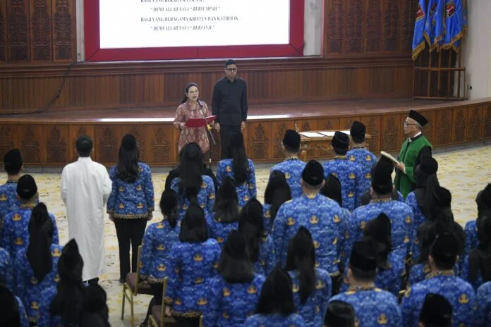 Wali kota Semarang, Agustina Wilujeng melakukan pengangkatan kepada 297 Pegawai Negeri Sipil (PNS) Pemerintah Kota Semarang formasi tahun 2025 di Ruang Lokakrida Balai Kota Semarang, Selasa (9/6/2026). (Foto : Dok Pemkot Semarang)