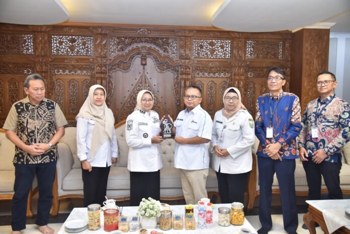 Bupati Kebumen Hj. Lilis Nuryani (ketiga dari kiri) menerima kunjungan Direktur Bisnis Kelembagaan dan Unit Usaha Syariah, Mas Waris (keempat dari kiri) dalam upaya mendorong percepatan pembangunan dan meningkatkan kesejahteraan masyarakat Kabupaten Kebumen di Rumah Berdaya pada Rabu (03/06/2026). (Foto : Dok Bank Jateng)