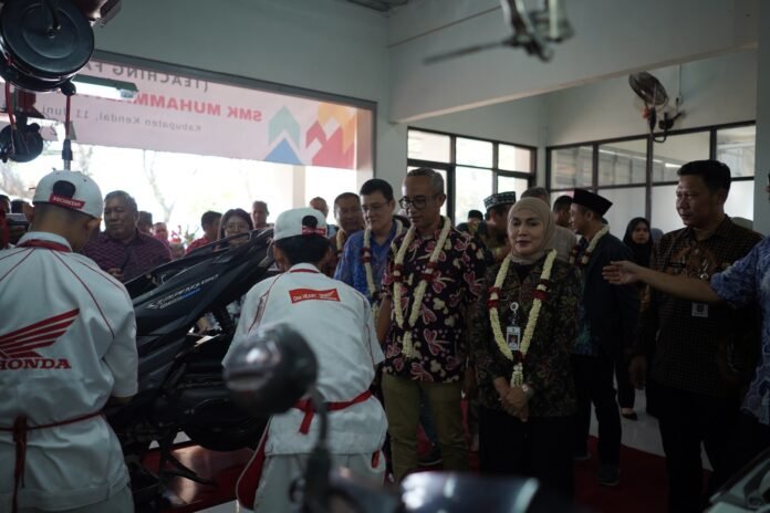 (Kiri ke Kanan) Kepala Wilayah Astra Motor Jawa Tengah Budi Yanto, ditemani General Manager Astra Honda Motor Ahmad Muhibbuddin, dan Bupati Kendal Dyah Kartika Permanasari melakukan pengecekan pit Pos AHASS TEFA SMK Muhammadiyah 3 Weleri