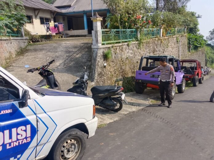 Unit Gakkum Sat Lantas Polres Karanganyar saat melakukan evakuasi. (Foto : Istimewa)