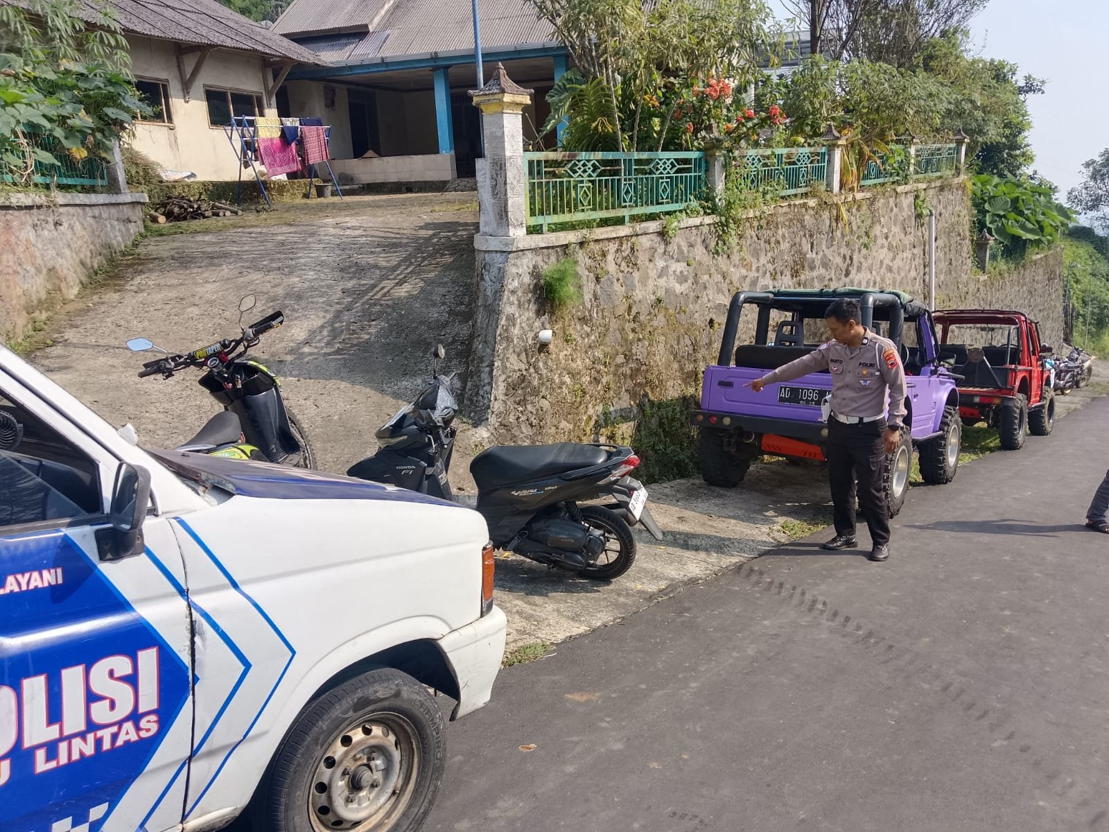 Polres Karanganyar Unit Gakkum Sat Lantas Polres Karanganyar saat melakukan evakuasi. (Foto : Istimewa)