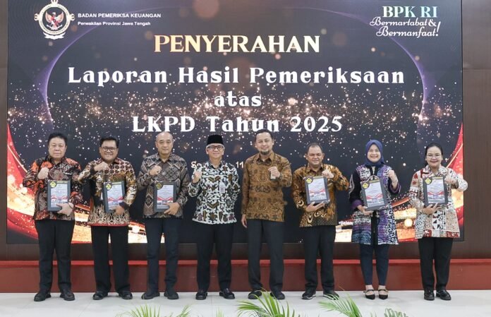 Wali Kota Semarang Agustina mewakili Pemkot Semarang meraih opini Wajar Tanpa Pengecualian (WTP) dari Badan Pemeriksa Keuangan (BPK) RI atas Laporan Keuangan Pemerintah Daerah (LKPD) Tahun Anggaran 2025. (Foto : Dok Pemkot Semarang)