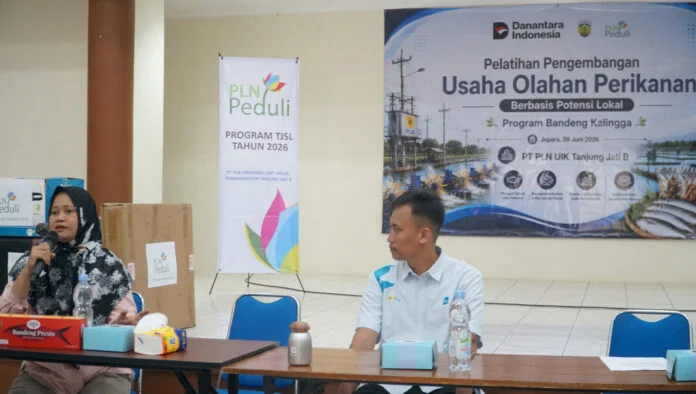 Assistant Manager TJSL PLN UIK Tanjung Jati B, Haris Fujiari (kiri) membuka Pelatihan Pengembangan Usaha Olahan Perikanan Berbasis Potensi Lokal Program Bandeng Kalingga di Gedung Serbaguna, Desa Bandengan, Kecamatan Jepara, Kabupaten Jepara, Selasa (9/6/2026). Acara ini menghadirkan narasumber pelatihan, Kholifah dari UMKM Ikan Kembar, yang menyampaikan materi pengembangan. (Foto : Dok PLN)