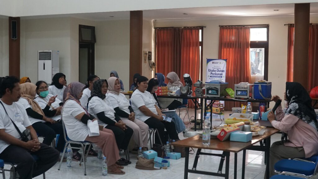 Peserta Pelatihan Pengembangan Usaha Olahan Perikanan Berbasis Potensi Lokal Program Bandeng Kalingga mengikuti sesi materi dan praktik bersama narasumber Kholifah dari UMKM Ikan Kembar di Gedung Serbaguna, Desa Bandengan, Kecamatan Jepara, Kabupaten Jepara, Selasa (9/6). Kegiatan TJSL PLN UIK Tanjung Jati B ini menjadi ruang pembelajaran bagi pelaku UMKM untuk memperkuat keterampilan pengolahan, pengemasan, serta pengembangan produk bandeng agar semakin bernilai tambah dan berdaya saing.