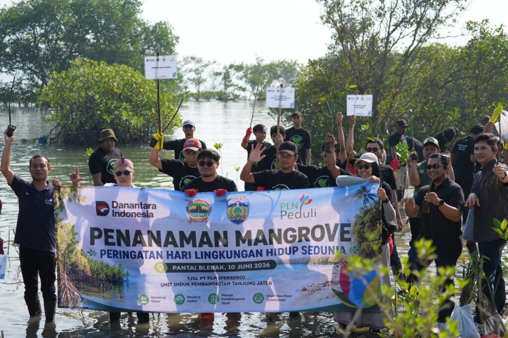 Perwakilan PLN UIK Tanjung Jati B bersama Cabang Dinas Kehutanan Wilayah II Pati, Pemerintah Desa Sekuro, Pokdarwis, dan masyarakat mengikuti aksi penanaman mangrove di kawasan Pantai Blebak, Desa Sekuro, Kecamatan Mlonggo, Kabupaten Jepara, Rabu (10/6). Dalam momentum Hari Lingkungan Hidup Sedunia, kegiatan ini menjadi bentuk kepedulian terhadap konservasi pesisir melalui penanaman 5.000 bibit mangrove Rhizophora dan 100 bibit cemara laut untuk membantu mengurangi dampak abrasi.