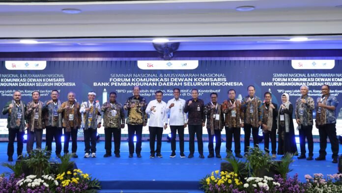 Gubernur Jawa Tengah Ahmad Luthfi bersama Komisaris Utama Independen Bank Jateng Adnas dan jajaran Dewan Komisaris Bank Pembangunan Daerah (BPD) seluruh Indonesia berfoto bersama pada pembukaan Seminar Nasional dan Musyawarah Nasional FKDK BPDSI di Semarang, Rabu (3/6/2026). (Foto : Dok Bank Jateng)