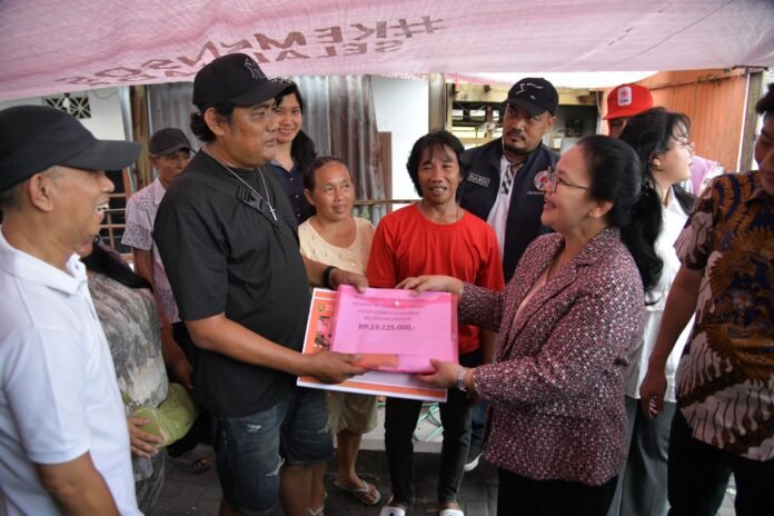 Wali Kota Semarang, Agustina Wilujeng, turun langsung meninjau lokasi kebakaran di kawasan permukiman padat Jalan Grajen Karang Loo, Kelurahan Jagalan, Kecamatan Semarang Tengah, Jumat (12/6/2026).