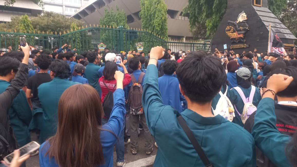 Demo mahasiswa Demo mahasiswa Universitas Diponegoro (Undip) di depan Kantor Gubernur Jawa Tengah, Jumat (12/6/2026). (Foto:Kamal)