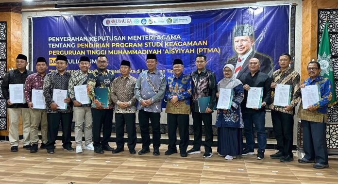 Dirjen Pendidikan Islam Kemenag Amin Suyitno usai menyerahkan SK Prodi baru kepada sejumlah perguruan tinggi di UMUKA. (Foto : Iwan)
