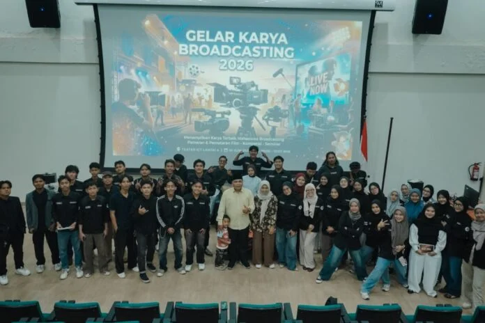 Dosen dan mahasiswa Prodi Komunikasi dan Penyiaran Islam (KPI) Fakultas Dakwah dan Komunikasi (FDK) UIN Walisongo mengadakan Gelar Layar Karya Broadcasting 2026. (Foto : Dok UIN Walisongo)