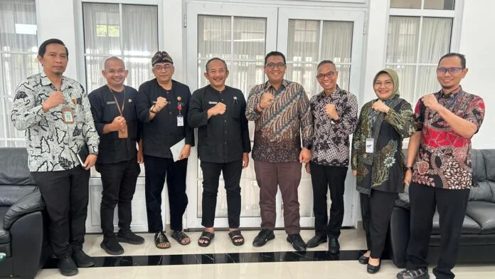 Keterangan Foto: Bupati Karanganyar Rober Christanto (keempat dari kiri) beserta jajarannya menerima kunjungan Direktur Digital dan Bisnis Konsumer Eko Tri Prasetyo (keempat dari kanan) dan Direktur Kepatuhan dan Manajemen Risiko Erik Abibon (ketiga dari kanan), di Rumah Dinas Bupati Karanganyar, Kamis (11/6/2026)
