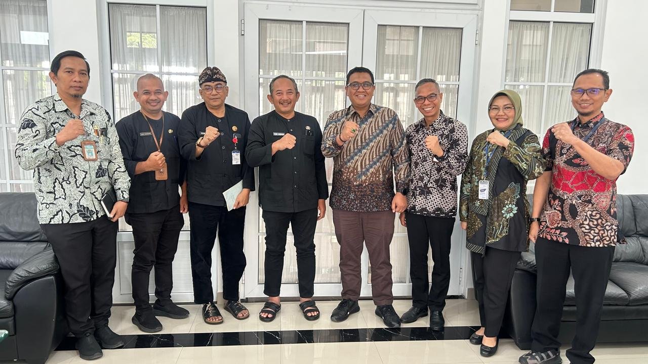 Bank Jateng Keterangan Foto: Bupati Karanganyar Rober Christanto (keempat dari kiri) beserta jajarannya menerima kunjungan Direktur Digital dan Bisnis Konsumer Eko Tri Prasetyo (keempat dari kanan) dan Direktur Kepatuhan dan Manajemen Risiko Erik Abibon (ketiga dari kanan), di Rumah Dinas Bupati Karanganyar, Kamis (11/6/2026)