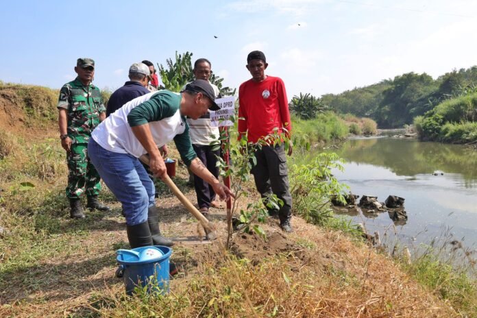 Ketua DPRD Jateng Sumanto menghadiri penanaman pohon di Gondangrejo, Kabupaten Karanganyar, Sabtu pagi 13 Juni 2026. (Foto : Dok DPRD Jateng)