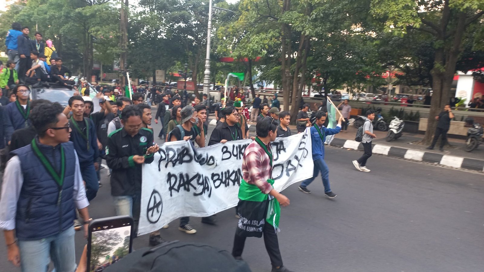 Demo mahasiswa Suasana demo di depan Kantor Gubernur Jateng, Senin (15/6/2026). (Foto:Kamal)