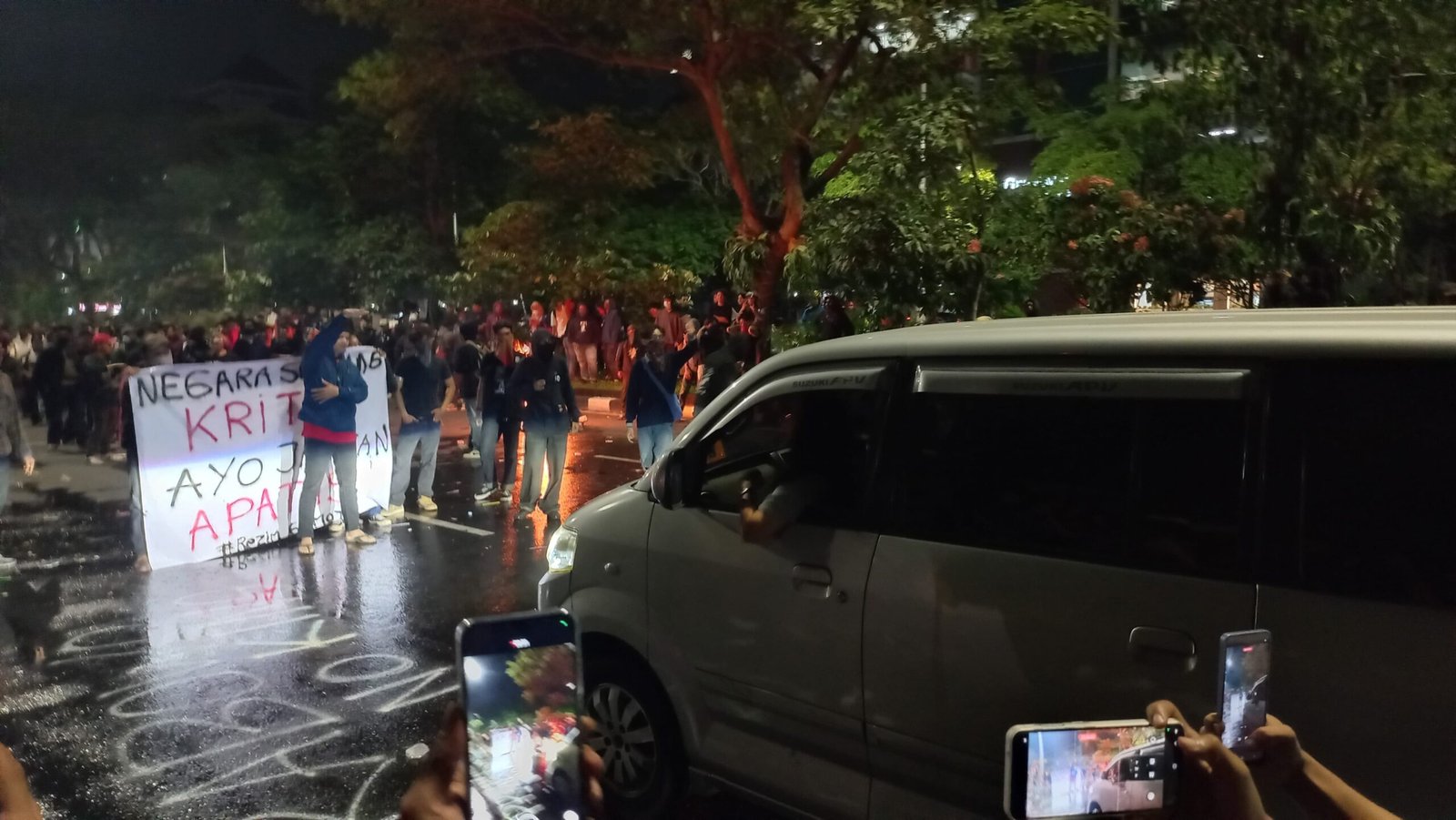 Demo mahasiswa Suasana depan Kantor Gubernur Jawa Tengah, pada Senin (15/6/2026) petang. (Foto:Kamal)