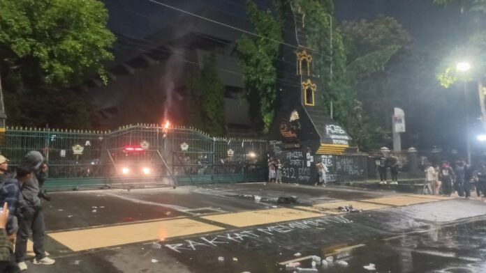 Situasi demo 'Menyambut Reformasi Jilid II' saat massa aksi dibubarkan, Senin (15/6/2026) petang. (Foto:Kamal)