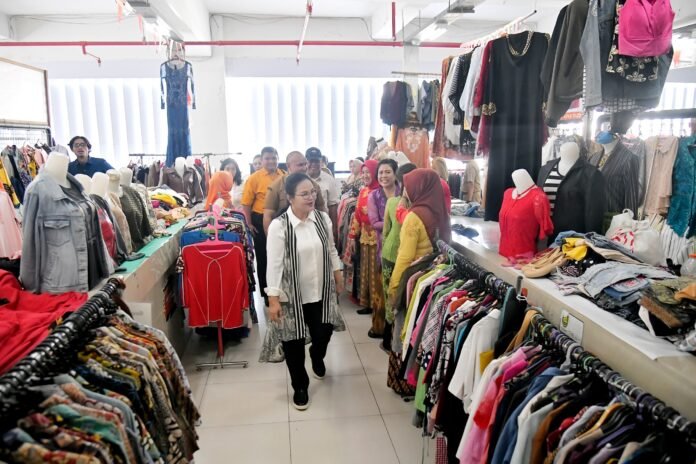 Wali Kota Semarang, Agustina Wilujeng membuka kawasan New PM (New Pasar Maling) di kompleks Pasar Johar. (Foto : Dok Pemkot Semarang)