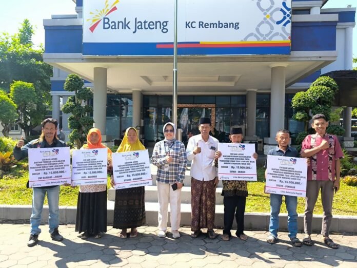 Kepala Dinas Perumahan dan Permukiman Kabupaten Rembang, Mustain, S.H., M.M., dan Pemimpin Bank Jateng Cabang Rembang, Eviek Susandari, berfoto bersama lima warga penerima bantuan pemugaran RTLH dari program CSR Bank Jateng (11/6/2026). (Foto : Dok Bank Jateng)