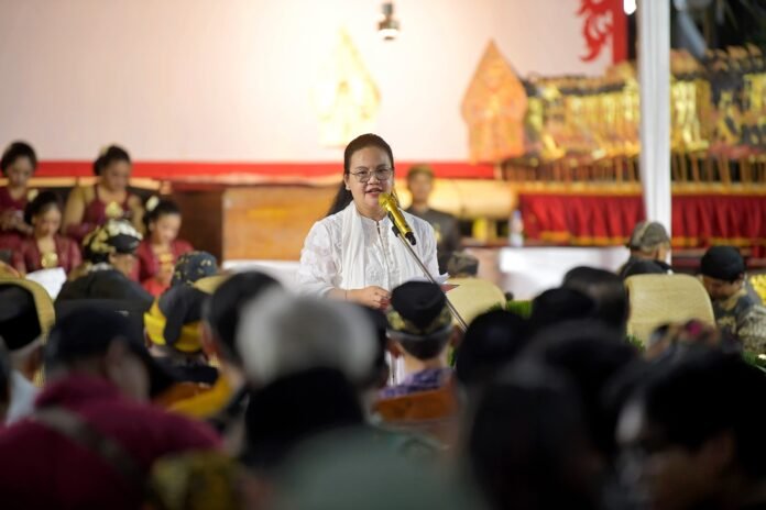 Wali Kota Semarang Agustina Wilujeng saat menghadiri Malam Tirakatan, Doa Bersama, dan Pagelaran Wayang Kulit dalam rangka memperingati Tahun Baru Islam 1 Muharram 1448 Hijriah di halaman Balai Kota Semarang, Senin (15/6/2026) malam. (Foto : Dok Pemkot Semarang)