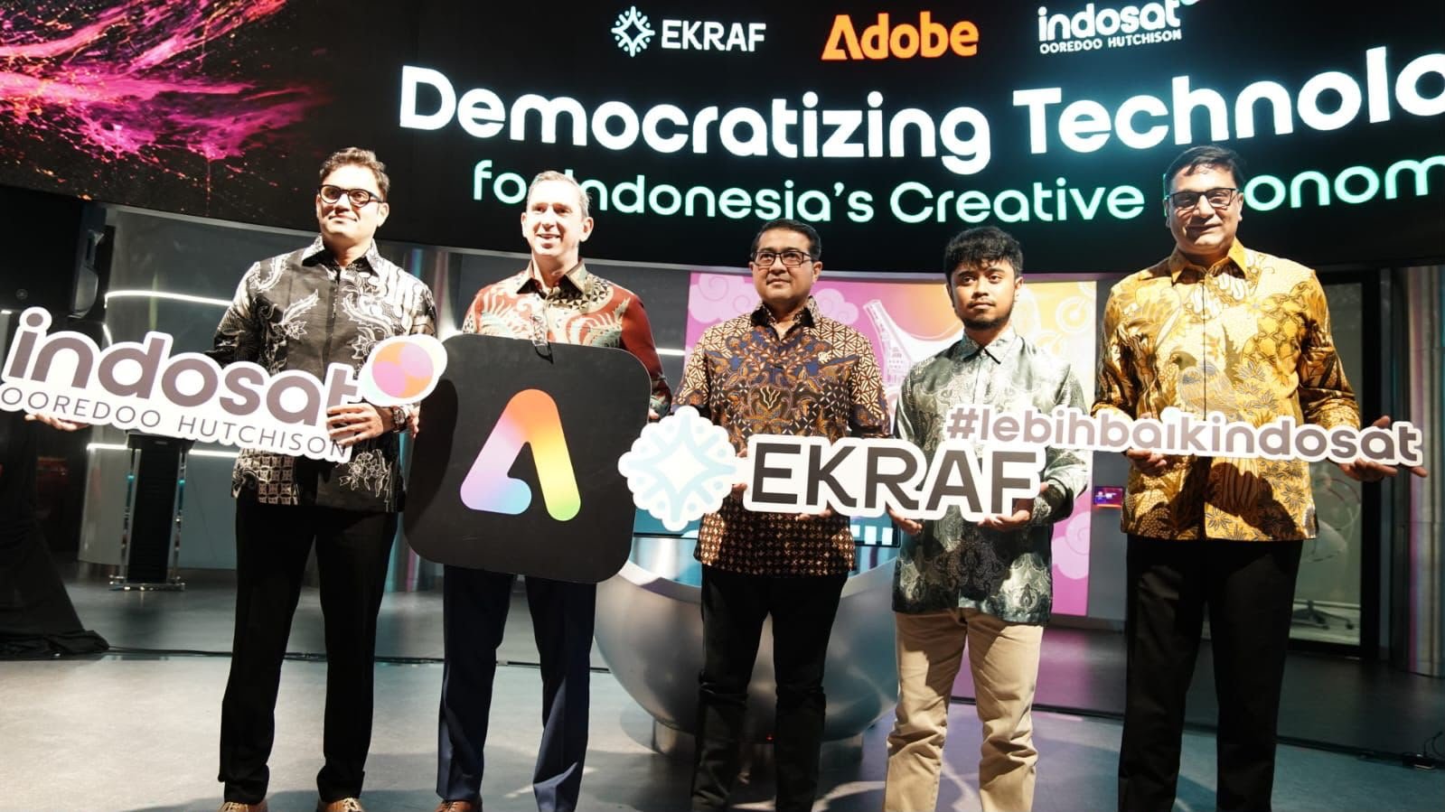 IOH Teuku Riefky Harsya Menteri Ekonomi Kreatif Republik Indonesia (kedua dari kanan), Vikram Sinha, President Director and Chief Executive Officer Indosat Ooredoo Hutchison (paling kanan), dan David Wadhwani President of Creativity & Productivity Business Adobe (kedua dari kiri) berkolaborasi kreativitas menjadi peluang melalui pemanfaatan teknologi dan AI. (Foto : Dok IOH)
