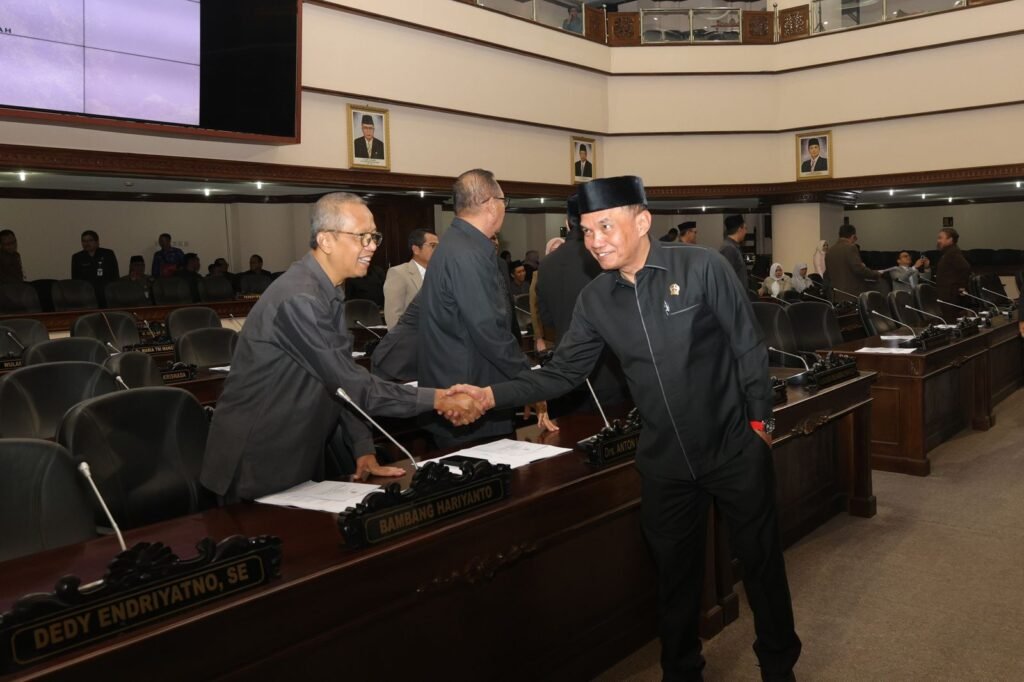 Ketua DPRD Jateng Sumanto saat memimpin Rapat Paripurna DPRD Jateng dengan agenda penjelasan Komisi E tentang Raperda Perlindungan Tenaga Kerja Informal, Rabu, 17 Juni 2026. (Foto : Dok DPRD Jateng)