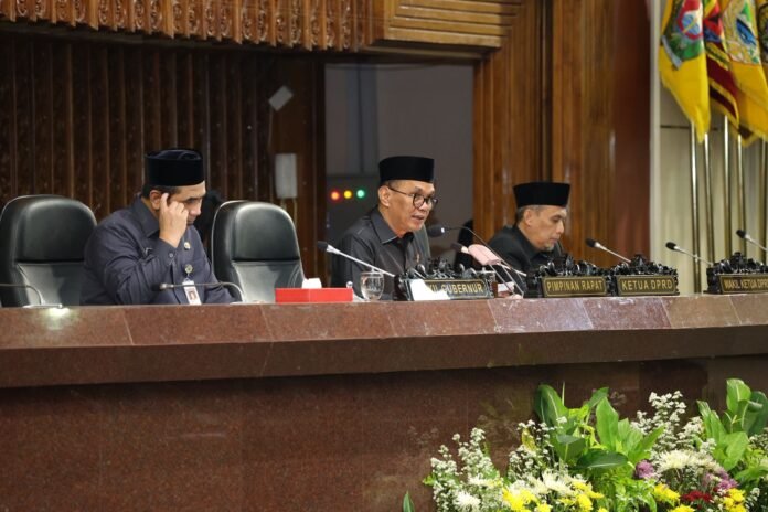 Ketua DPRD Jateng Sumanto saat memimpin Rapat Paripurna DPRD Jateng dengan agenda penjelasan Komisi E tentang Raperda Perlindungan Tenaga Kerja Informal, Rabu, 17 Juni 2026. (Foto : Dok DPRD Jateng)