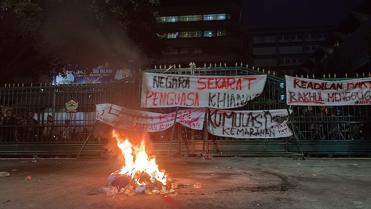 Demo mahasiswa Demo PMII Semarang di depan kantor Gubernur Jawa Tengah, Rabu (17/6/2026). (Foto:Kamal)