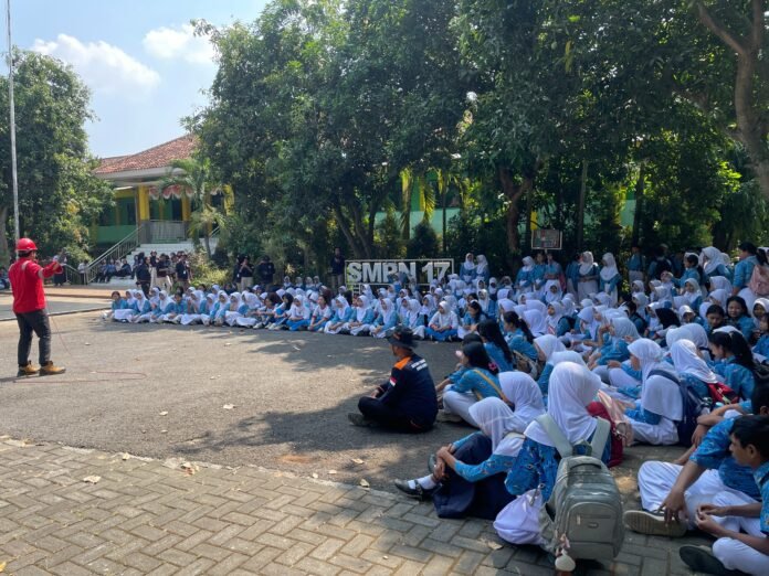 PT PLN Indonesia Power UBP Semarang berkolaborasi dengan SMP Negeri 17 Semarang, Kelurahan Jangli, Puskesmas Kedungmundu, serta berbagai pemangku kepentingan lainnya dalam pelaksanaan program Satuan Pendidikan Aman Bencana (SPAB). (Foto : Dok PLN)