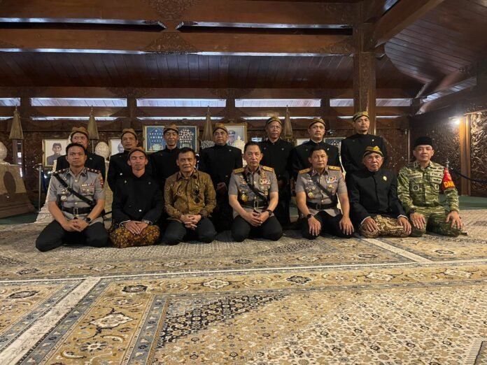 Kapolri Jendral Pol Listyo Sigit Prabowo bersama ombongan ziarah ke makam Presiden ke 2 RI Muhammad Soeharto di Astana Giribangun, Kecamatan Matesih Karanganyar.(Foto : Bid Humas Polda Jateng)