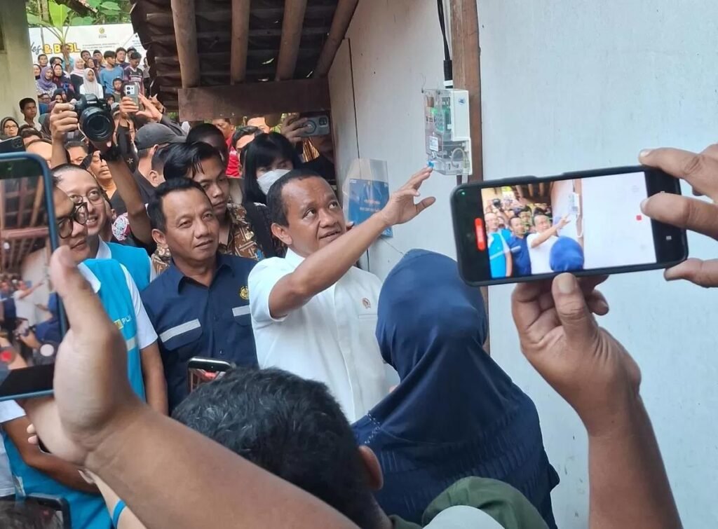 Wakil Ketua DPRD Jawa Tengah, Mohammad Saleh, mendampingi Menteri Energi dan Sumber Daya Mineral (ESDM) RI, Bahlil Lahadalia, melakukan kunjungan kerja di Desa Hardimulyo, Kabupaten Purworejo, Jumat (19/06/2026). (Foto : Dok DPRD Jateng)