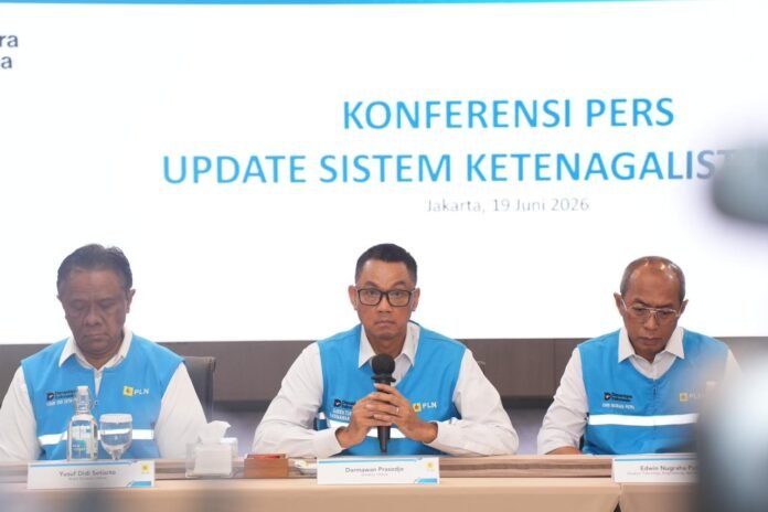 Direktur Utama PLN, Darmawan Prasodjo (tengah) didampingi Wakil Direktur Utama PLN, Yusuf Didi Setiarto (kiri) dan jajaran direksi PLN saat konferensi pers di Jakarta, Jumat (19/6) menyampaikan apresiasi atas dukungan pemerintah melalui Kementerian ESDM dalam memperkuat alokasi baru bara MRC untuk pembangkit listrik. (Foto : Dok PLN)