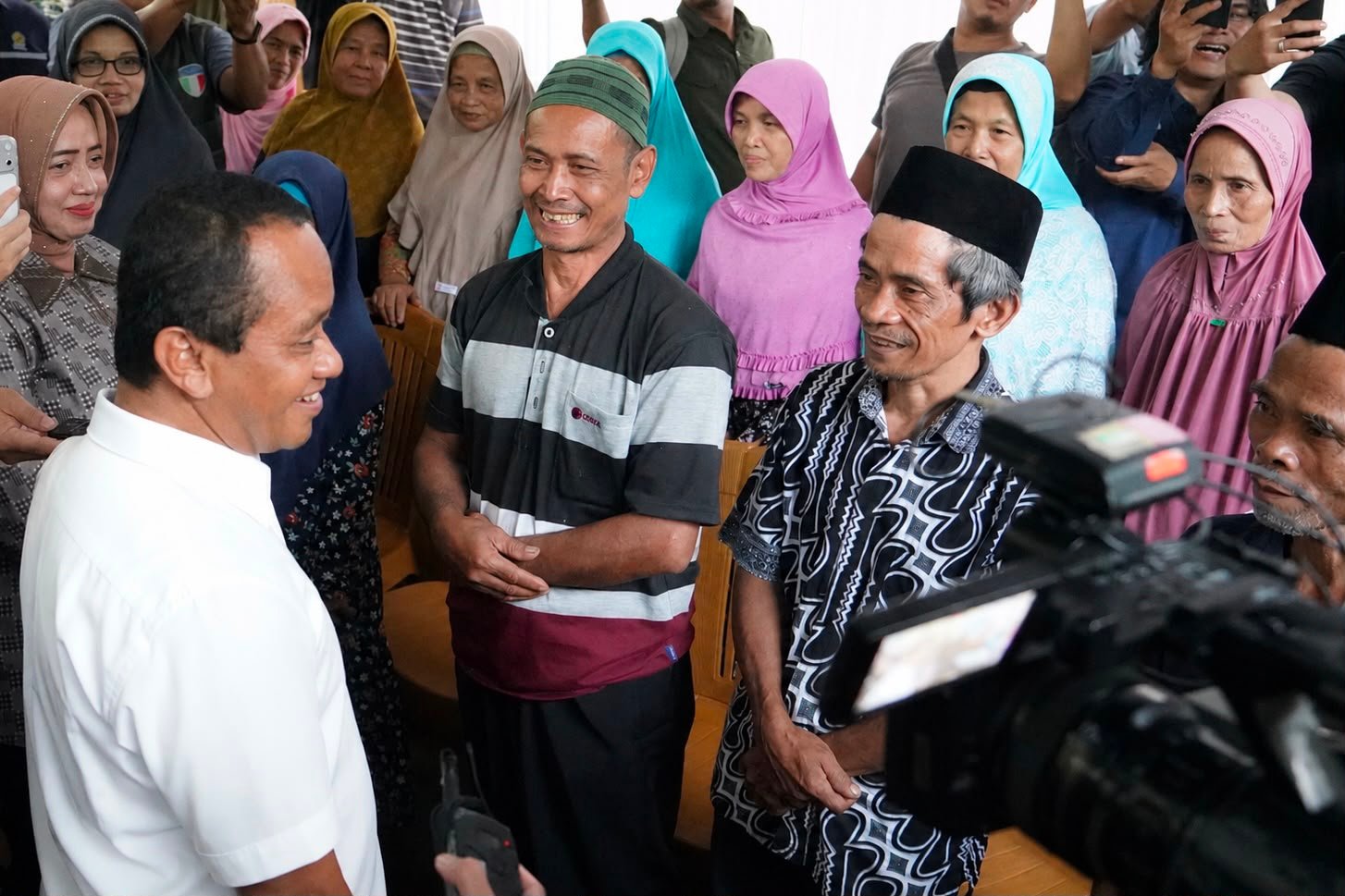 PLN Menteri Energi dan Sumber Daya Mineral (ESDM), Bahlil Lahadalia (kiri) saat berbincang dengan penerima manfaat Program Listrik Desa (Lisdes) 2025 dan Bantuan Pasang Baru Listrik (BPBL) 2026 di Desa Hardimulyo, Kecamatan Kaligesing, Kabupaten Purworejo, Jawa Tengah, Jumat (19/6/2026). (Foto : Dok PLN)
