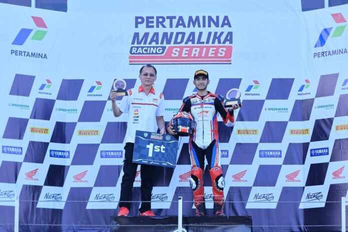 Pembalap Astra Motor Racing Team, Andi Gilang (kanan) berhasil sumbang 4 podium di Mandalika Racing Series Ronda 2 diantaranya double winner pada kelas Kejurnas Sport 250cc baik di race 1 maupun di race 2 dan podium ke tiga dari kelas Kejurnas Sport 150cc pada race 1 dan race 2 (21/06/2026).