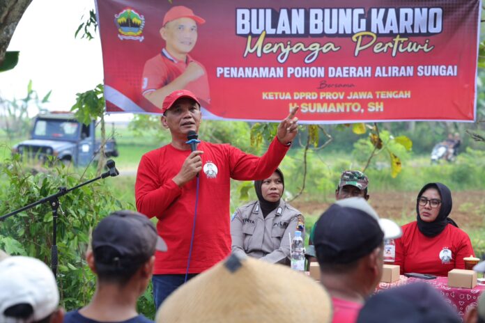 Ketua DPRD Jateng Sumanto menghadiri kegiatan Merawat Pertiwi dalam rangka Bulan Bung Karnodi sekitar aliran sungai Kelurahan Delingan, Kecamatan Karanganyar, Kabupaten Karanganyar, belum lama ini. (Foto : Dok DPRD Jateng)