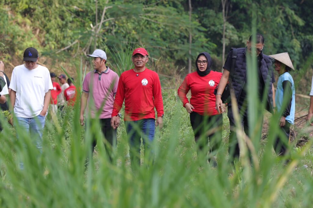 Ketua DPRD Jateng Sumanto menghadiri kegiatan Merawat Pertiwi dalam rangka Bulan Bung Karnodi sekitar aliran sungai Kelurahan Delingan, Kecamatan Karanganyar, Kabupaten Karanganyar, belum lama ini. (Foto : Dok DPRD Jateng)
