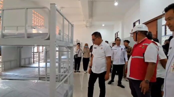 Sekretaris Daerah (Sekda) Kota Semarang Handi Priyanto mengecek progres pembangunan Sekolah Rakyat Terpadu (SRT) di kawasan Rowosari Kecamatan Tembalang Kota Semarang pada Rabu (24/6/2026). (Foto : Dok Pemkot Semarang)