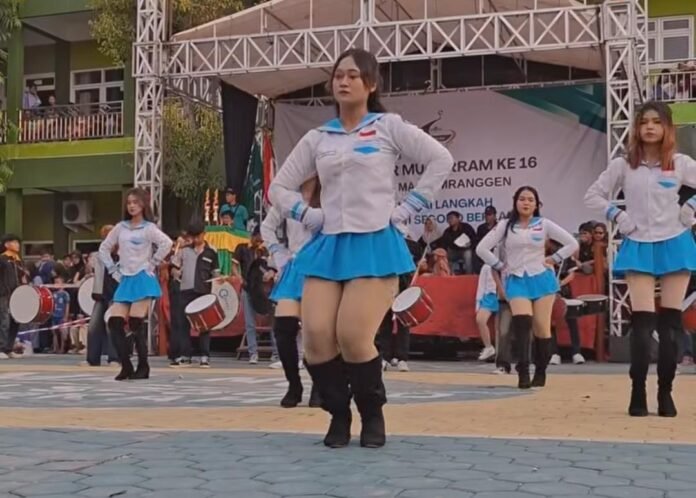 Penampilan grup drumband dalam acara Gebyar Muharram ke-16 di wilayah Mranggen. (Foto : Istimewa)