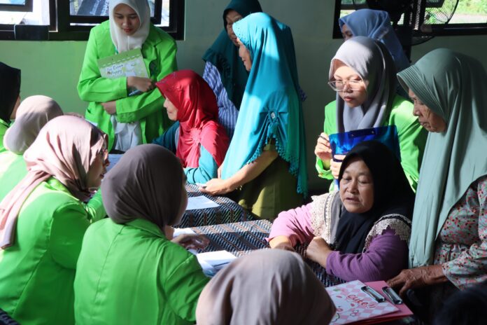 Fakultas Kedokteran (FK) UIN Walisongo melakukan pengobatan massal gratis Balai Desa Ngesrepbalong, Kecamatan Limbangan, Kabupaten Kendal. (Foto : Dok UIN Walisongo)
