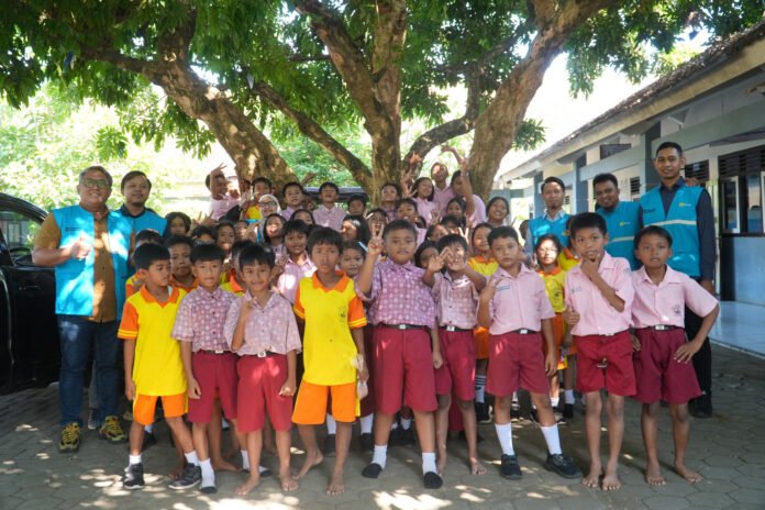 Perwakilan pegawai PLN UIK Tanjung Jati B berfoto bersama siswa SD Negeri 4 Bondo, Kecamatan Bangsri, Kabupaten Jepara, Jawa Tengah, dalam kegiatan penyaluran bantuan program digitalisasi pendidikan, Rabu (11/6). Bantuan ini menjadi wujud dukungan PLN UIK Tanjung Jati B dalam meningkatkan kualitas pembelajaran berbasis teknologi bagi sekolah dasar di sekitar wilayah operasional perusahaan. (Foto : Dok PLN)