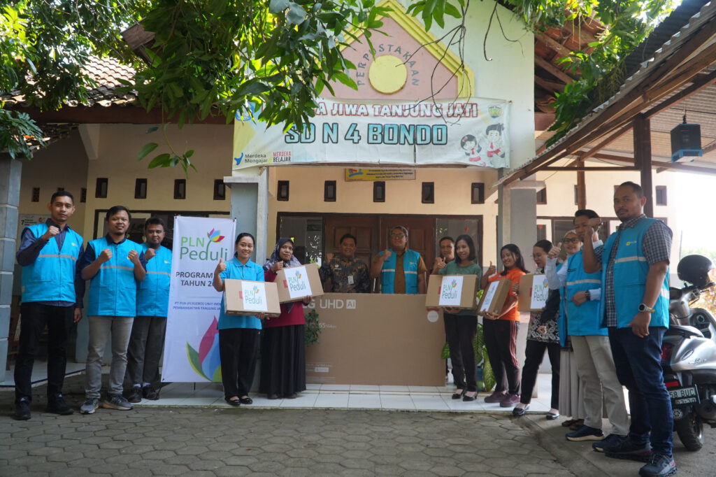 Perwakilan pegawai PLN UIK Tanjung Jati B menyerahkan bantuan program digitalisasi pendidikan kepada pihak SD Negeri 4 Bondo, Kecamatan Bangsri, Kabupaten Jepara, 11 Juni 2026. Bantuan ini menjadi wujud dukungan PLN UIK Tanjung Jati B dalam memperkuat sarana pembelajaran digital, sehingga proses belajar mengajar dapat berlangsung lebih interaktif, modern, dan adaptif terhadap perkembangan teknologi. (Foto : Dok PLN)