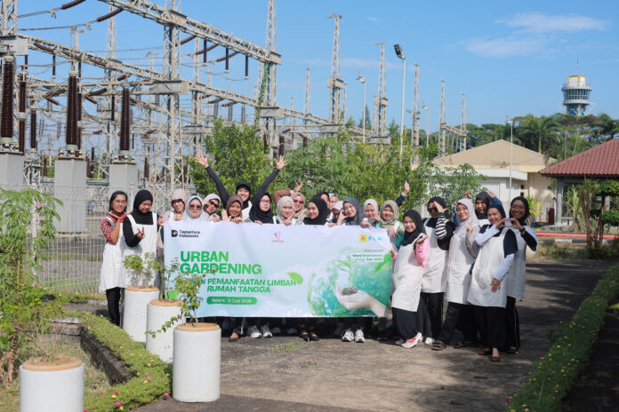 Peserta kegiatan Urban Gardening Srikandi PLN UIK Tanjung Jati B berfoto bersama di Kebun Serenity Garden, Komplek PLTU Tanjung Jati B, Desa Tubanan, Kecamatan Kembang, Kabupaten Jepara, Jumat (12/6). Kegiatan bertema pemanfaatan limbah rumah tangga ini menjadi bagian dari edukasi gaya hidup hijau melalui praktik berkebun, pengolahan limbah organik, serta pemanfaatan bahan alami yang ramah lingkungan. (Foto : Dok PLN)
