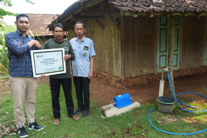 Officer TJSL PLN UIK Tanjung Jati B, Desta Andri Muryono, menyerahkan secara simbolis bantuan Program Revitalisasi Jaringan Air Bersih Desa Bondo kepada Jumanto selaku Kepala Dusun Bondo di Desa Bondo, Kecamatan Bangsri, Kabupaten Jepara, Kamis (18/6). Program TJSL ini menjadi wujud dukungan PLN UIK Tanjung Jati B dalam meningkatkan keandalan layanan air bersih masyarakat melalui perawatan meteran, penggantian meteran rusak, serta pemasangan pelindung instalasi agar distribusi air dapat berjalan lebih optimal dan berkelanjutan. (Foto : Dok PLN)