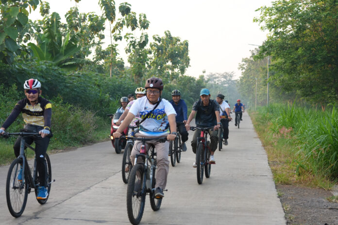 Peserta JUS TAPE Vol. VIII mulai mengayuh sepeda menyusuri jalur hijau di sekitar PLTU Tanjung Jati B, Jepara, Jumat (19/6). Kegiatan Jumat Sehat Tanpa Emisi ini menjadi bagian dari upaya PLN UIK Tanjung Jati B dalam mendorong budaya hidup sehat, memperkuat kebersamaan, serta mengajak peserta berkontribusi pada pengurangan emisi melalui aktivitas ramah lingkungan. (Foto : Dok PLN)