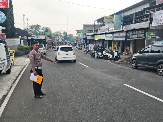 Unit Gakkum Sat Lantas Polres Karanganyar melakukan olah TKP. (Foto : Dokumen Gakkum)