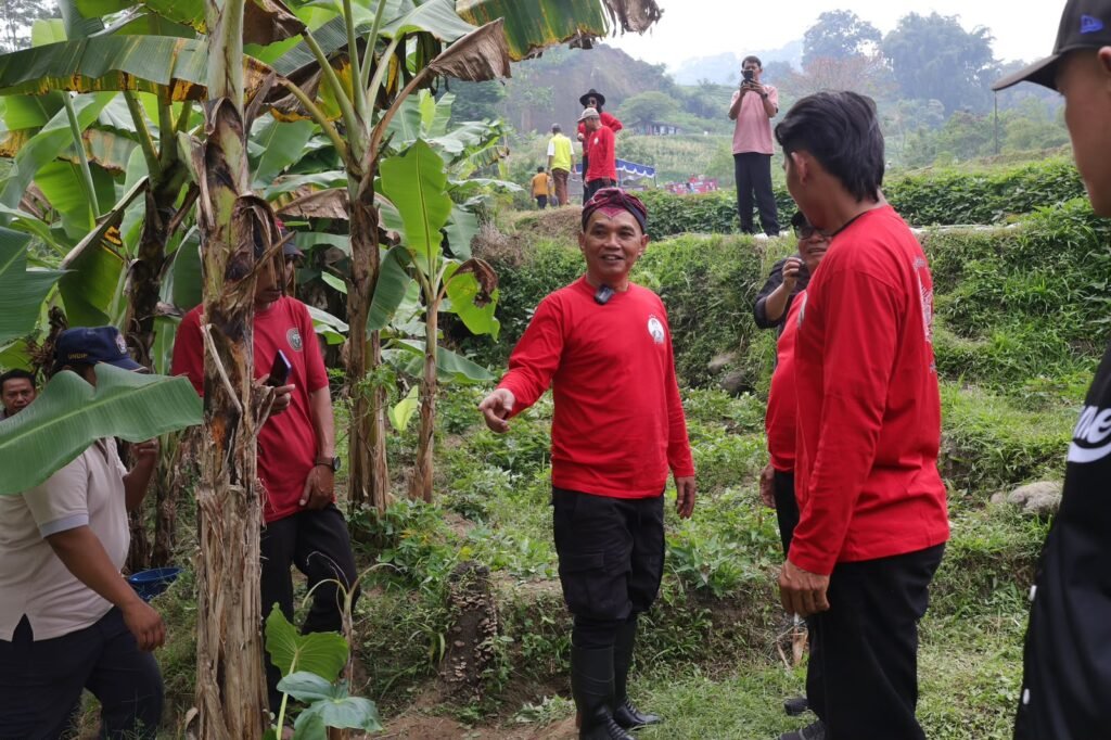 Ketua DPRD Jateng Sumanto memimpin langsung aksi penanaman pohon penyimpan air dalam gerakan Merawat Pertiwi di Desa Girilayu, Kecamatan Matesih, Kabupaten Karanganyar, belum lama ini. (Foto : Dok DPRD Jateng)