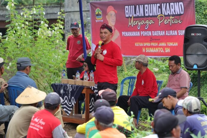 Ketua DPRD Jateng Sumanto memimpin langsung aksi penanaman pohon penyimpan air dalam gerakan Merawat Pertiwi di Desa Girilayu, Kecamatan Matesih, Kabupaten Karanganyar, belum lama ini. (Foto : Dok DPRD Jateng)